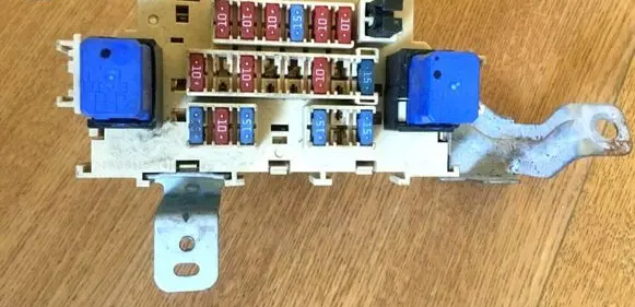 Nissan Note (E11) Fuse module