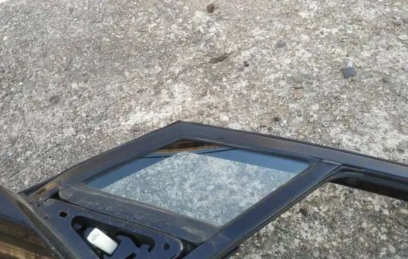 Mazda 5 Front door vent window glass four-door 