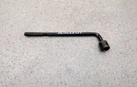Nissan Primera Wheel nut wrench 