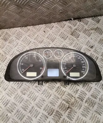 Volkswagen PASSAT B5.5 Speedometer (instrument cluster) 3b0920826a