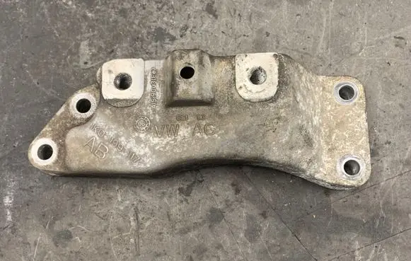 Volkswagen PASSAT B6 Engine mounting bracket ALSI9CU3