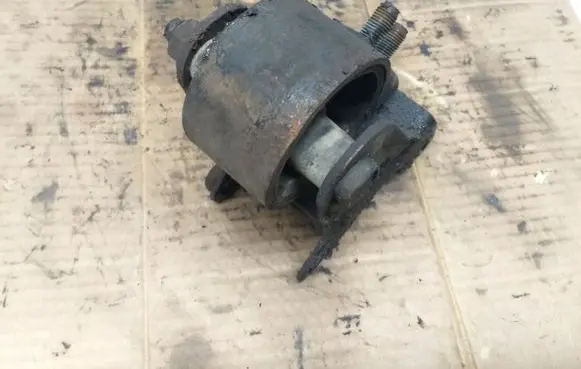 Mazda 323 F Engine mount bracket