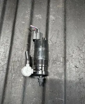 Land Rover Discovery 5 Windscreen/windshield washer pump 1042518001 822574 150626C