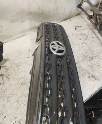 Toyota RAV 4 (XA10) Front bumper upper radiator grill