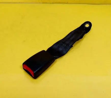 Mitsubishi Colt Middle seatbelt buckle (rear) 