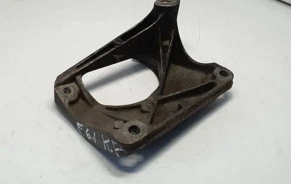 Engine mounting bracket