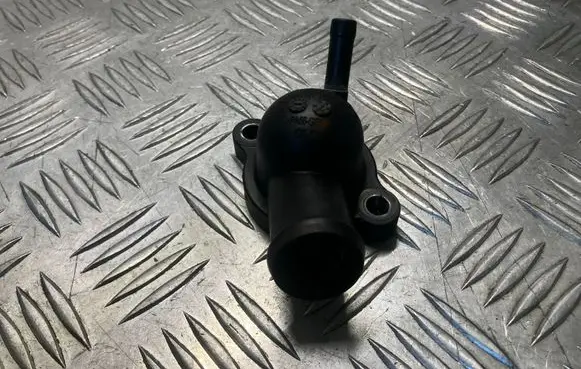 Volkswagen Golf VII Engine coolant pipe/hose 04L121131J