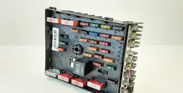 Volkswagen PASSAT B6 Fuse module 3C0937125 63592777