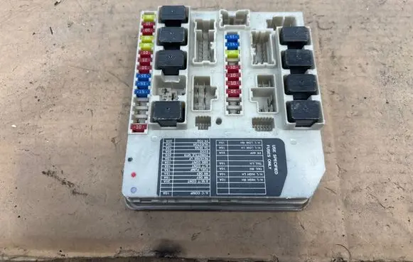 Nissan Micra Fuse module 284B7AX615 2052 5B07