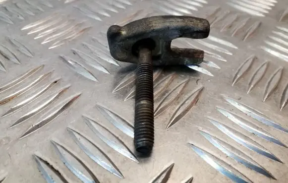 Nissan Juke I F15 Fuel Injector clamp holder