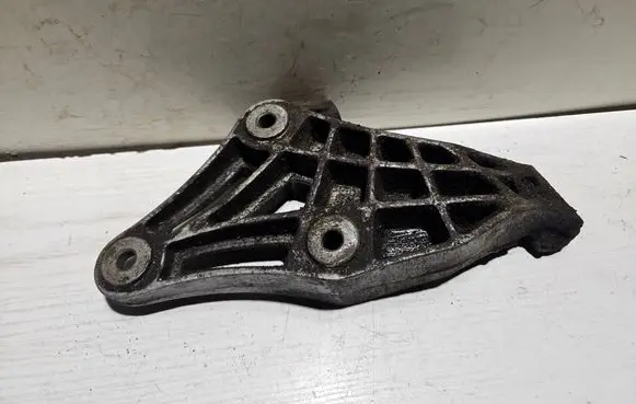 Engine mounting bracket