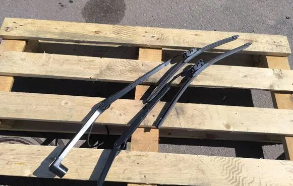 Chevrolet Corvette C7 Front wiper blade arm