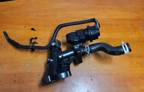 Renault Trafic III (X82) Thermostat housing 110600686R