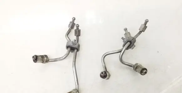 Toyota Avensis T250 Fuel injector supply line/pipe 