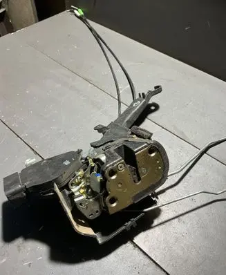 Toyota Yaris Front door lock 