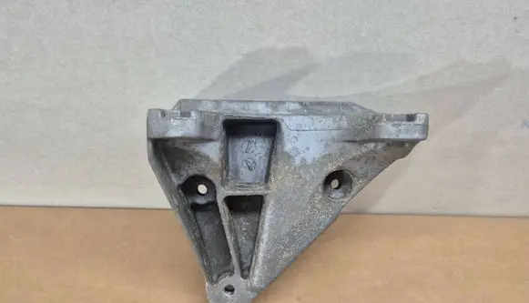 Audi A6 S6 C4 4A Engine mounting bracket 4A0199353A