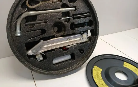Audi TT Mk1 Tool set 8D9012116