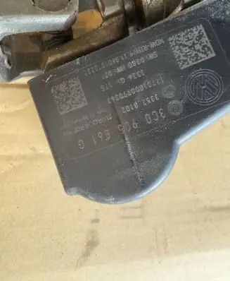 Volkswagen PASSAT B6 Steering wheel axle 3C1419501N 06121202