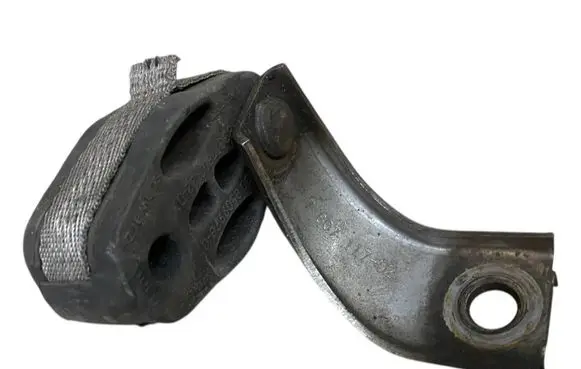 BMW 5 F10 F11 Muffler mount bracket/holder 7807117 18307807117