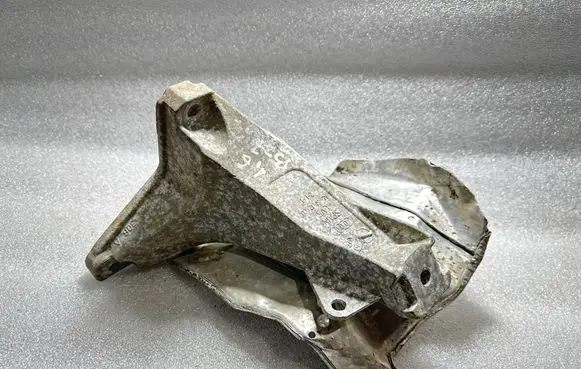 Audi A4 S4 B7 8E 8H Engine mounting bracket 8D0199388
