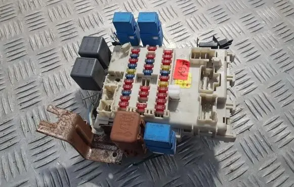 Nissan Primera Fuse box set av700
