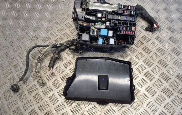 Toyota Avensis T270 Fuse box set 8211105F71