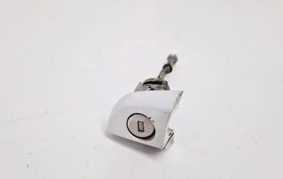 Citroen DS5 Front door lock (next to the handle) 