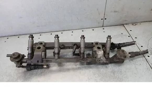 Mazda 323 Fuel injector supply line/pipe