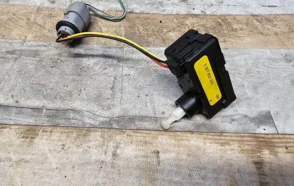 Toyota Corolla Verso AR10 Headlight level adjustment motor 0307853303
