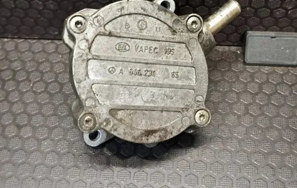 Mercedes-Benz Sprinter W901 W902 W903 W904 Vacuum pump A6462300165