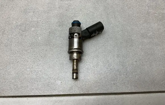 Audi A4 S4 B8 8K Fuel injector 06E036F