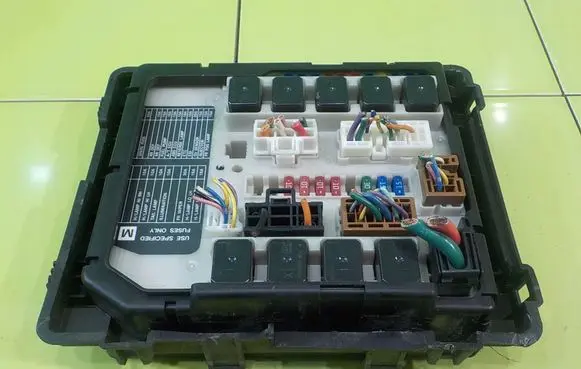 Nissan X-Trail T31 Fuse box set 7140364430 BEZPIECZNIKOW