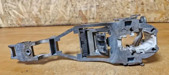 Volkswagen PASSAT B5.5 Front door coupe exterior handle/bracket 3b0837885
