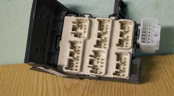 Toyota Avensis T250 Fuse module 8273405020