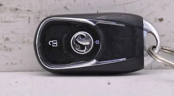 Opel Insignia B Ignition key/card 