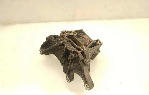 Volkswagen Touareg I Power steering pump mounting bracket 
