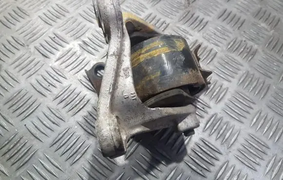 Honda Civic Engine mount bracket
