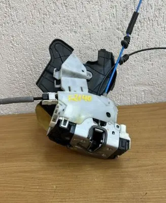 Mercedes-Benz C W204 Sliding door lock A2047302235 F2140