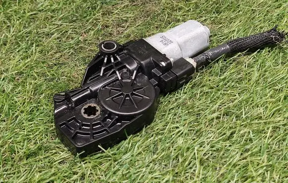 Nissan Pathfinder R52 Seat adjustment motor 234594722200 WR14003