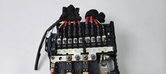 Land Rover Range Rover Evoque L551 Battery relay fuse K8D214N073AB 35063557