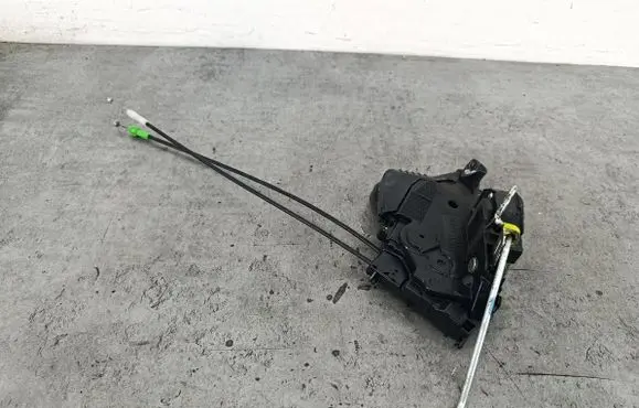 Toyota Yaris Front door lock 