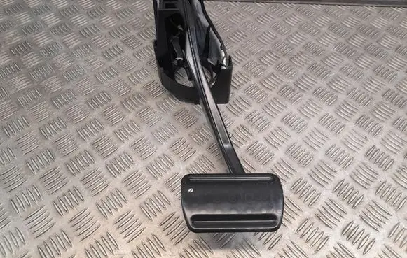 Mercedes-Benz CLS C218 X218 Brake pedal A2042902101