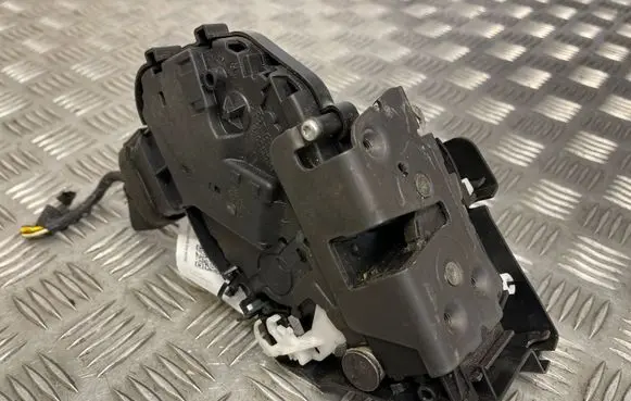 Volvo V50 Front door lock 30753658
