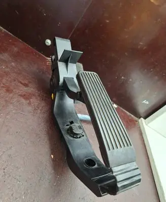 Mercedes-Benz C W203 Accelerator throttle pedal A2033010001
