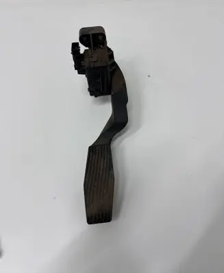 Accelerator throttle pedal