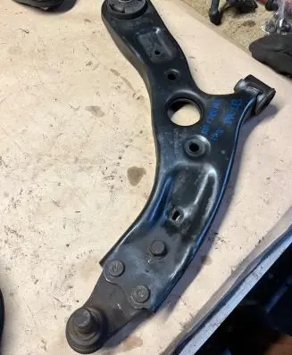 KIA Carens III Front lower control arm/wishbone 170105036
