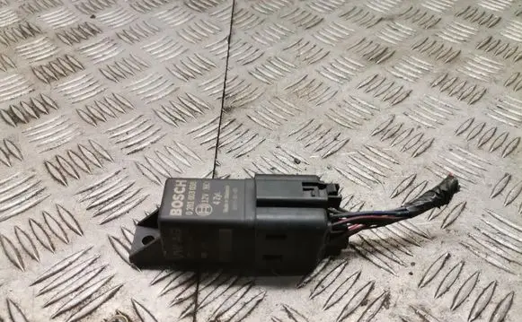 Skoda Octavia Mk2 (1Z) Glow plug pre-heat relay 0281003038