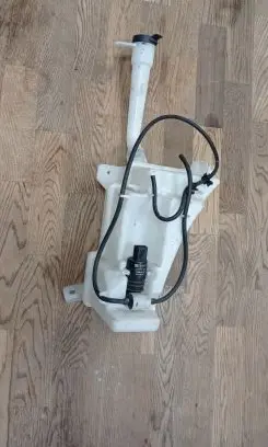 Windshield washer fluid reservoir/tank