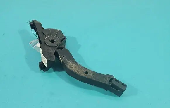 Accelerator throttle pedal