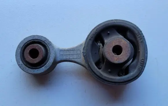Honda CR-V Engine mount bracket